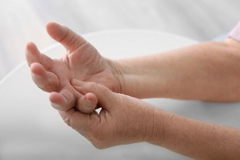 La douleur dans les mains et les doigts est un symptôme courant de l'ostéochondrose cervicale. 