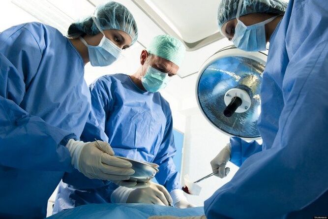 Le processus d'effectuer une intervention chirurgicale sur une articulation malade. 
