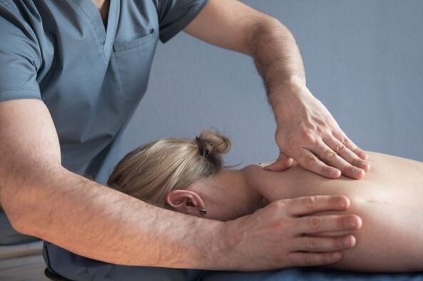 Massage du dos et de la zone sous-scapulaire. 