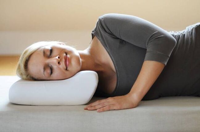 Dormir dans un oreiller orthopédique comme prévention de l'ostéochondose cervicale