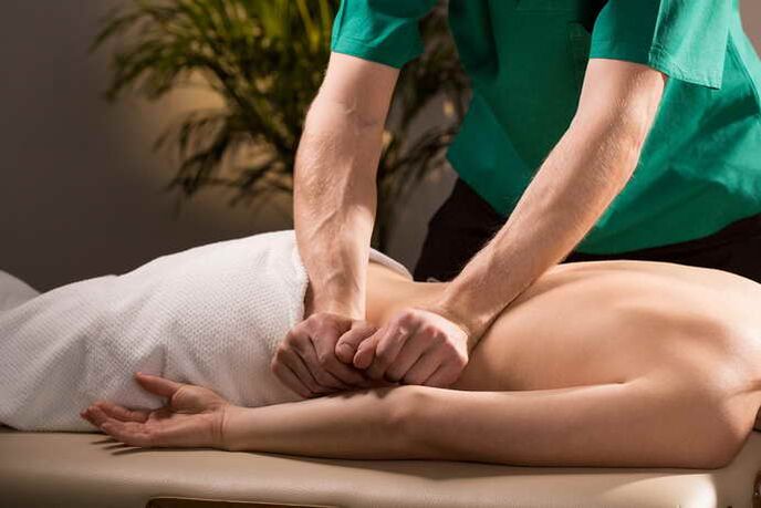 Massage des patients avec ostéochondrose