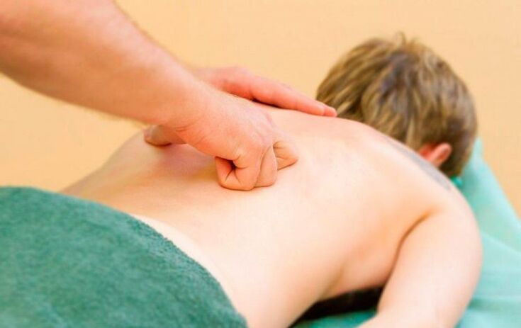 Effectuer un massage de la poitrine et du dos pour l'ostéochondrose.